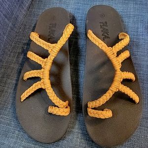 Brand New Plaka Relief flip flops with arch support! Womens 9